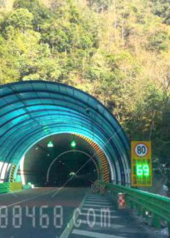 四川雅康高速某隧道入口装车速反馈仪