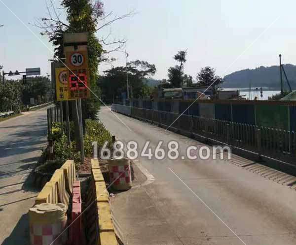 广州市增城区某道路安装雷达测速车速提示屏