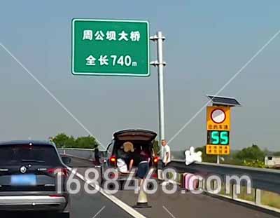 高速公路桥梁路段安装车速警示标志牌