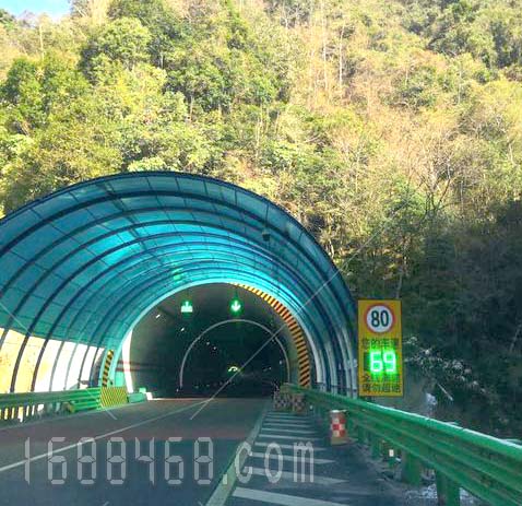 四川雅康高速某隧道前方安装车速反馈仪