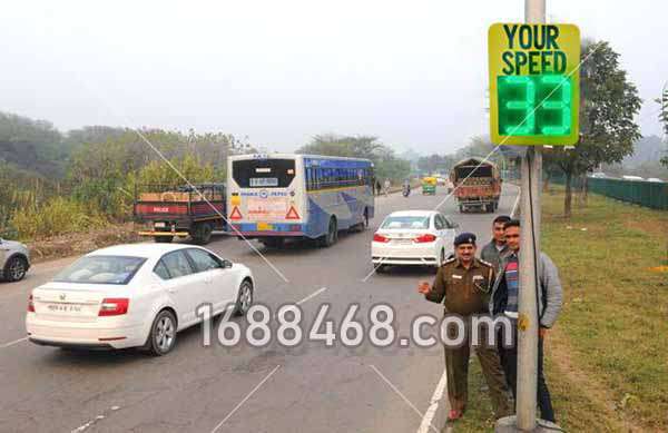 印度昌迪加尔安装车速反馈标志牌