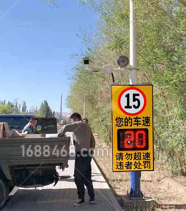 甘肃酒泉某部队营区路灯杆安装车速提示超速抓拍系统