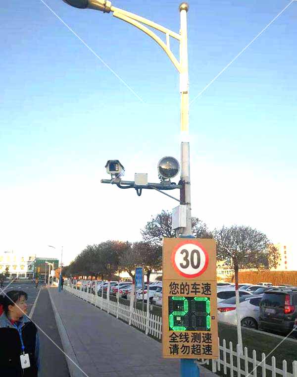 呼和浩特某厂区路灯杆上安装雷达测速抓拍提示系统
