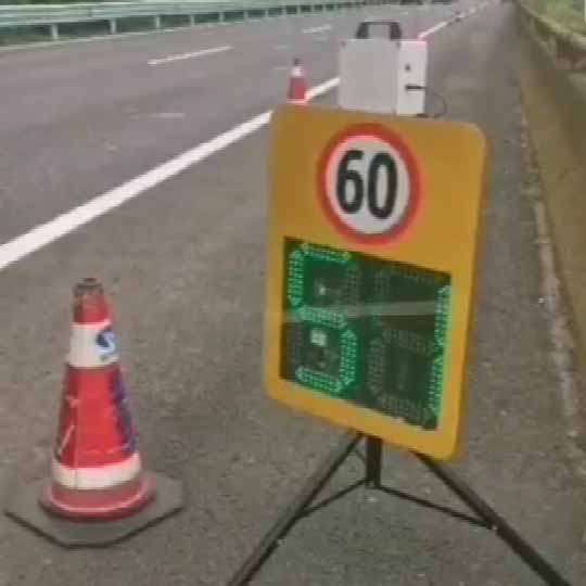 移动式车速提示屏在高速施工道路使用